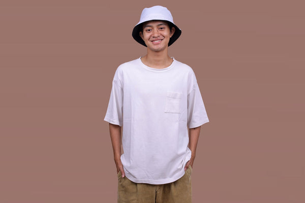 Comment porter un t-shirt oversize quand on est mince : guide style