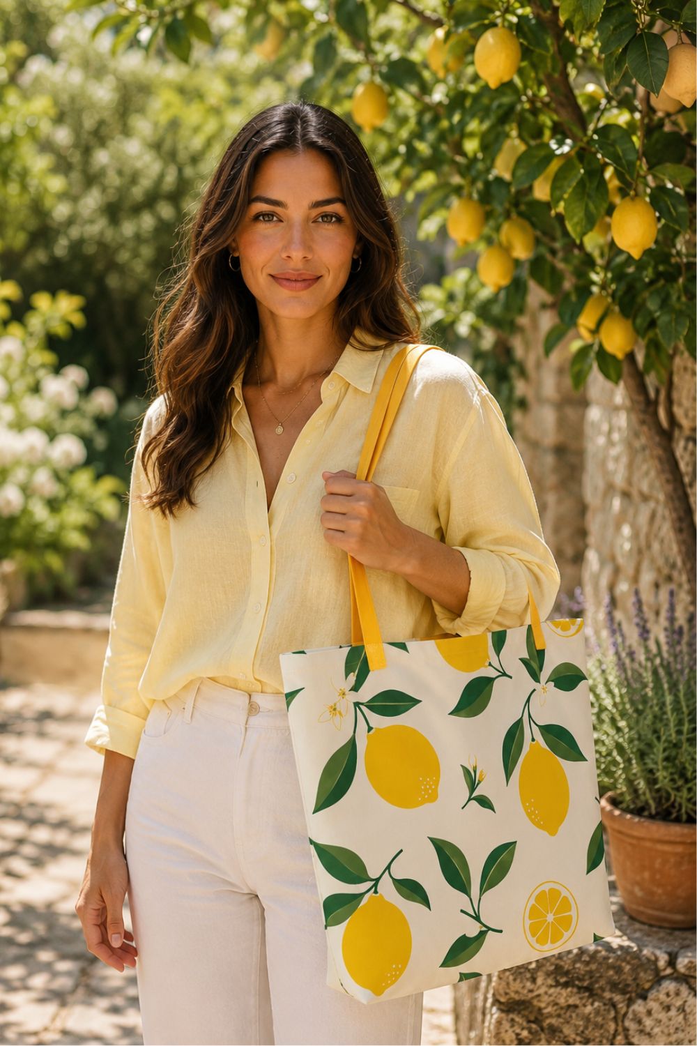 Femme près d'un citronnier avec un tote bag Votane Citron au motif d'agrumes.